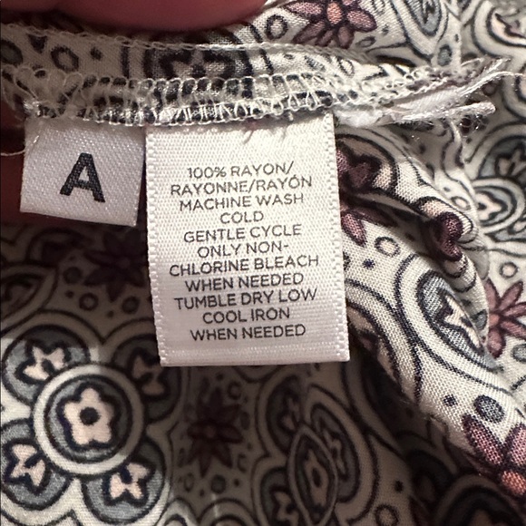 LOFT Soft Pullover 3/4 Buttondown Shirt in Graphic Print red, blue, cream - Picture 6 of 6